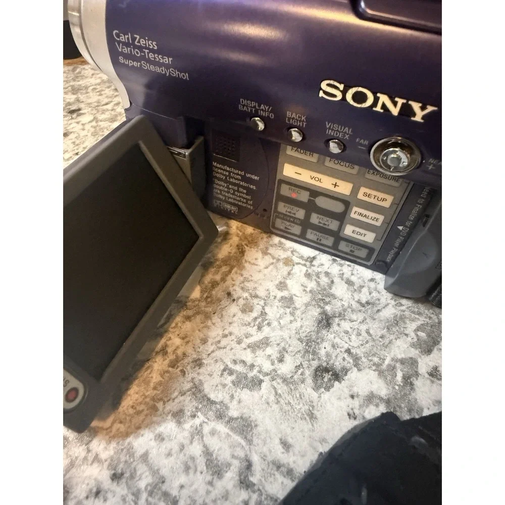 HandyCam Sony DCR-DVD 101 Digital Video Camera Recorder Lot Needs Battery